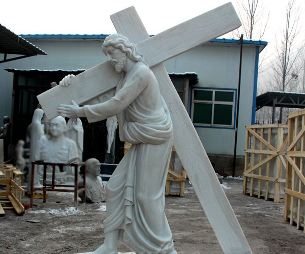 cross with corpus statue